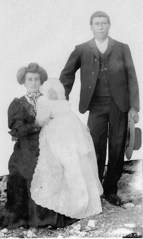 Los abuelos de Juan José García con su madre Candelas